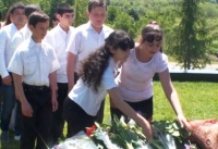 Школьники из Ткуарчала побывали у мемориала Владислава Ардзинба
